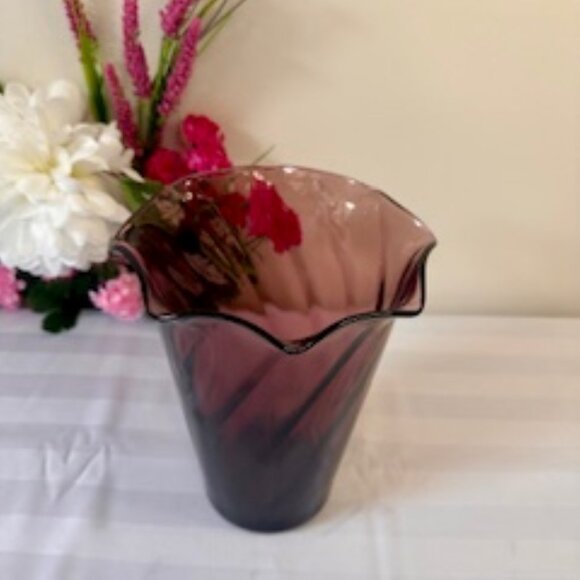 Vintage Amethyst Swirl Glass Vase Ruffled Edge Purple Art Glass Centerpiece - Picture 2 of 4